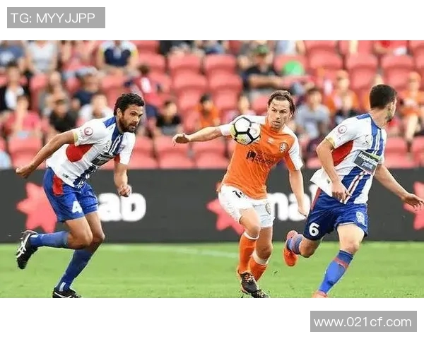 足球场上硝烟弥漫 球星对决爆发激烈冲突瞬间定格