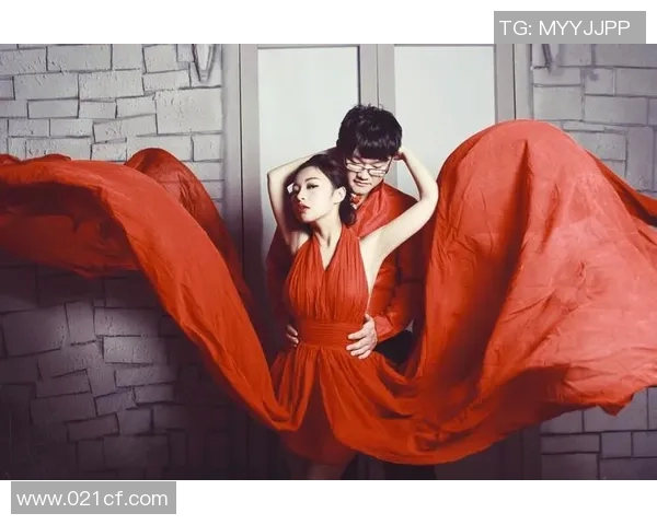 足球球星与妻子甜蜜亲吻瞬间曝光，两人恩爱互动尽显幸福模样